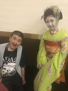 舞妓さんと記念写真、良い顔してます