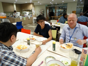 研修を聴講にきた大学生の黛風雅さんと食事をとるチュレさん