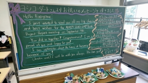 黒板に書かれたヨシコダートさんからのお祝いのメッセージ