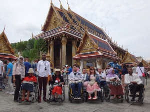 タイ寺院の特徴ある屋根を背景に記念撮影