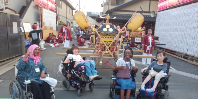 地元のお祭りにて笑顔でパシャリ！左からオマーさん、見形さん、トッコスさん、山本さん