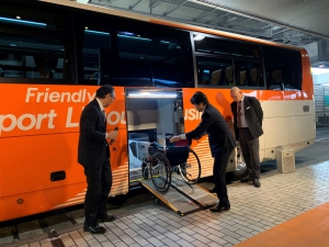 先に車内に乗り込んでからリフトが昇降します。方向転換する際に足がぶつからないように貨物スペースの壁が開いており足を奥まで入れることが出来ます。