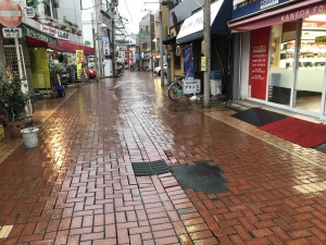 道幅の広い雨の商店街