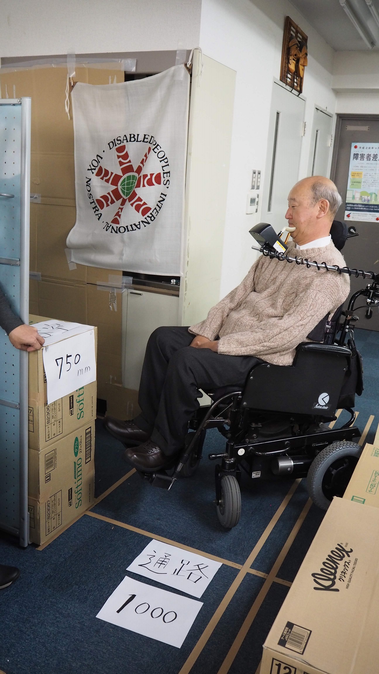 4輪電動車椅子、幅100cm。