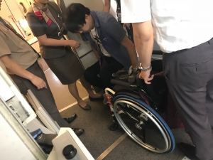 車椅子ユーザーが飛行機から降りる様子