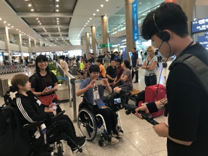 DPI韓国のキム・ソヨンさんとカメラクルーがお出迎え