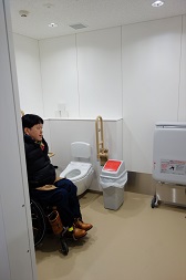 一般トイレにある多目的トイレ