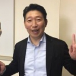 ピースする崔