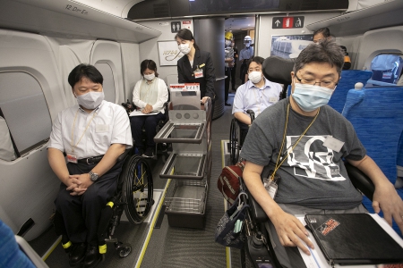 座った状態の車いす席