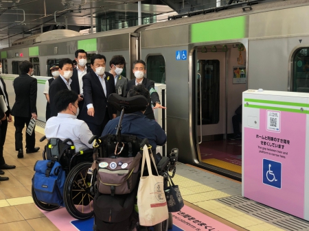 実際の走行車が来てドアを開きホームに停車している様子