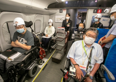 座った状態の車いす席