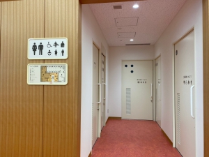 中道場の多目的トイレに向かう木目調のきれいな道