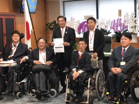 山本博司厚労副大臣とDPIメンバーの写真