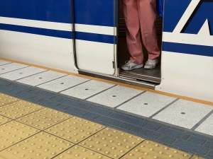 ドアが開いて歩く人が降車しようとする様子