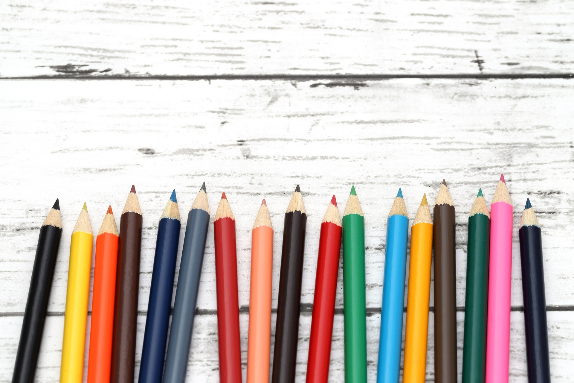 いろいろな色の色鉛筆