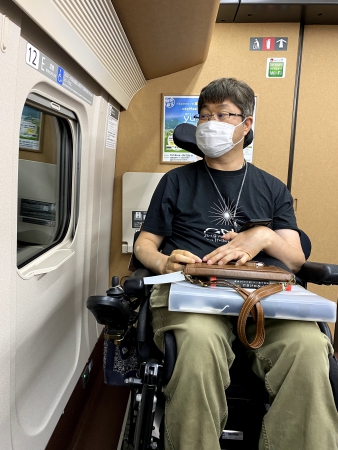 ▲写真：車窓の景色を車いすに乗ったまま楽しんでいる様子。