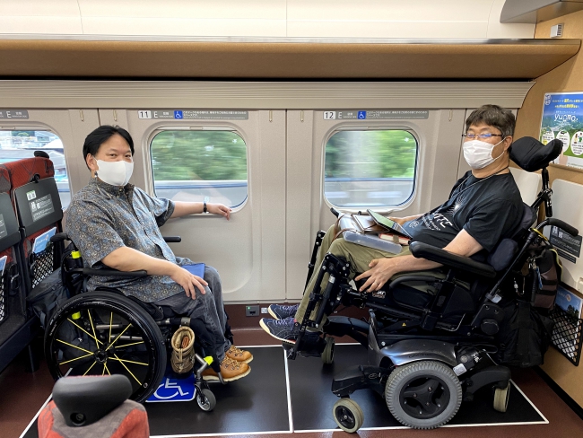 ▲写真：車椅子ユーザー同士で向かい合い座っている様子