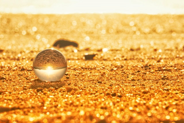 砂の上にある水晶玉