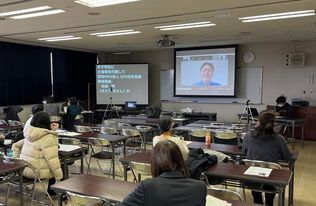 佐藤がオンラインで講演している様子