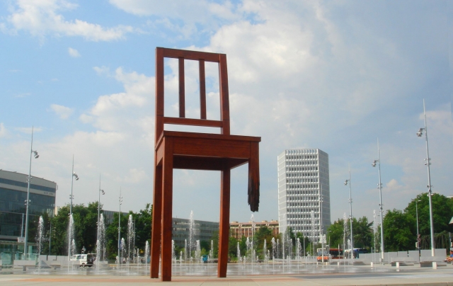 国連欧州本部前の壊れた椅子