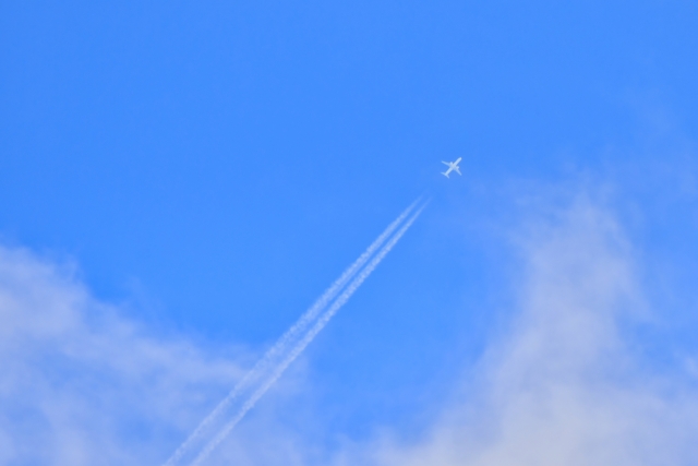 前に進んでいこう　飛行機雲