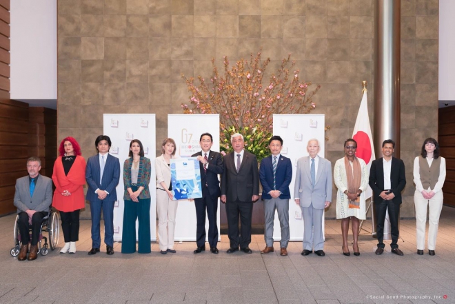 首相も交えて記念写真