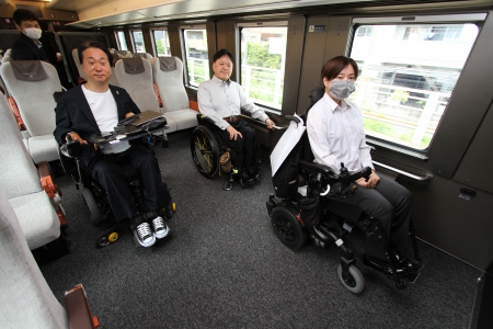 安藤さん、工藤さん、佐藤が車いすスペースにいる様子