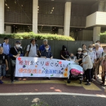 横断幕を掲げる入庁行動の人々