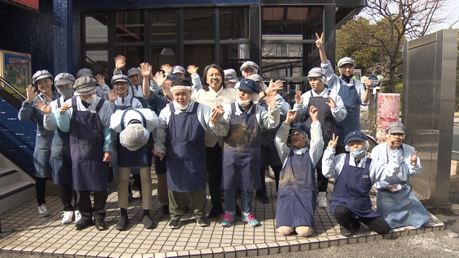 久遠チョコレートで働く人々の集合写真