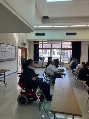 研修座学を後ろの席で聞いている様子