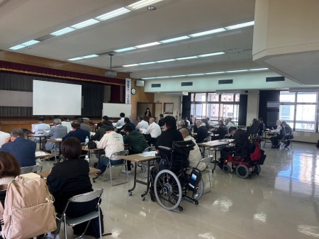 研修参加者４０名の後ろにイルカのメンバーが座っている