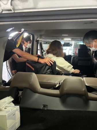 当事者と社内のスペースを確認しながら乗車の実習