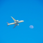 青空を飛ぶ旅客機