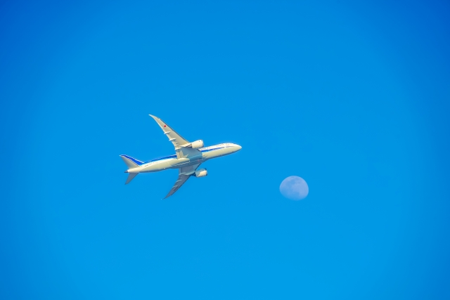 青空を飛ぶ旅客機