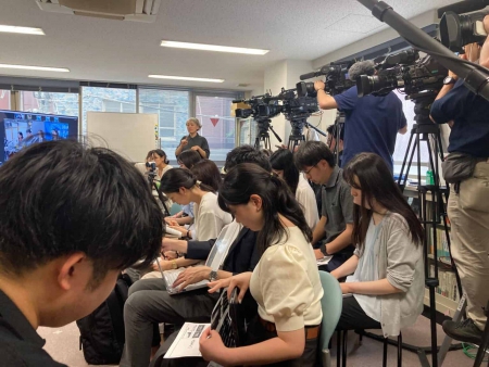 写真：会見の様子、多数のプレス