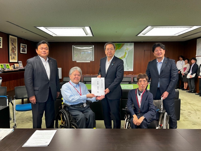 左から赤羽一嘉顧問（前国土交通大臣、衆議院議員）、DPI佐藤（事務局長）、斉藤鉄夫国土交通大臣、DPI白井（事務局次長）、石川ひろたか座長（参議院議員）