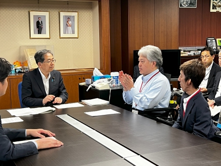 DPI佐藤が斉藤鉄夫国土交通大臣に説明している