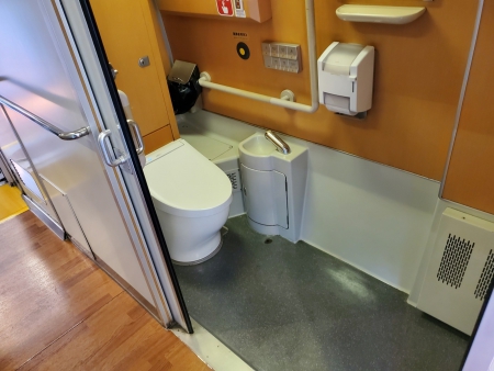 車いすトイレのドアを開けた状態の写真