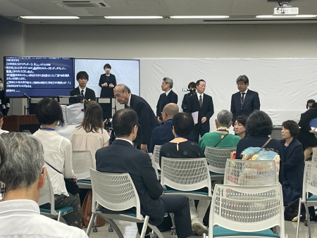 1人1人へ謝罪する小泉法務大臣