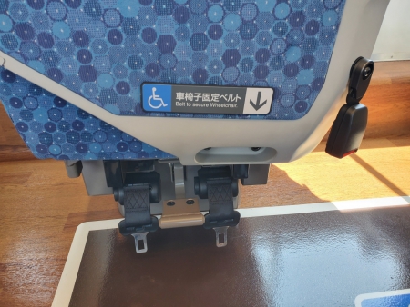 椅子の後ろについている車いす固定ベルト