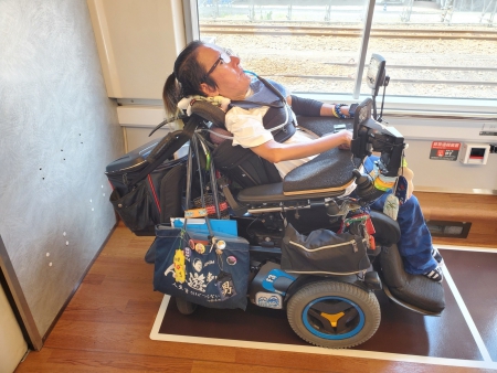 横から見た車いす席にいる柴田さん
