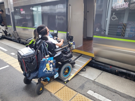 車いすに乗る柴田さん