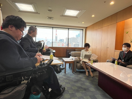 説明してる様子"