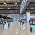 空港のチェックインカウンター付近