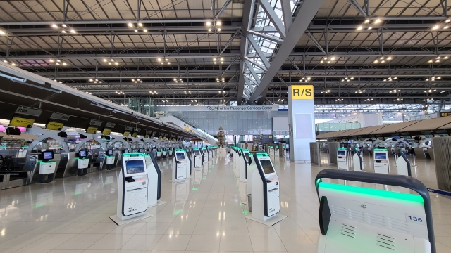 空港のチェックインカウンター付近