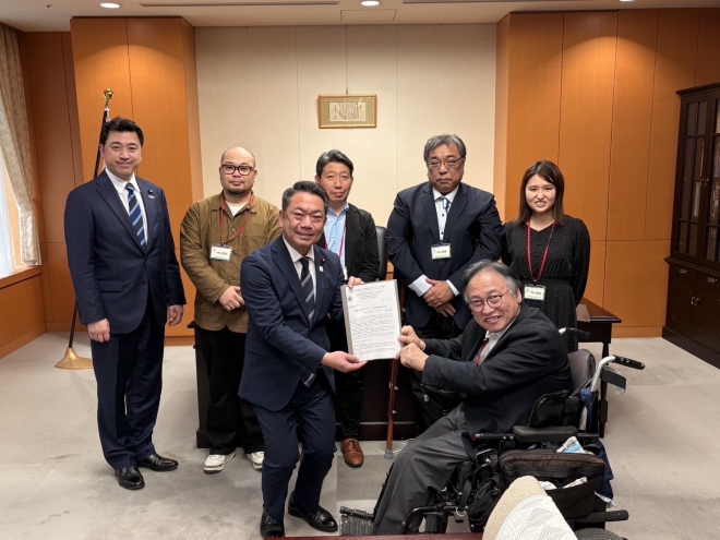 大臣政務官との写真