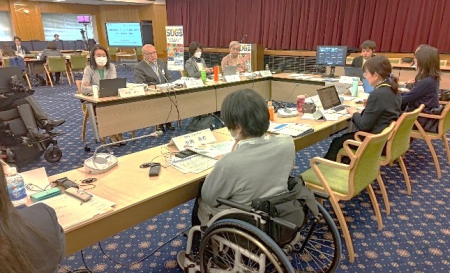 会議で発言する光岡