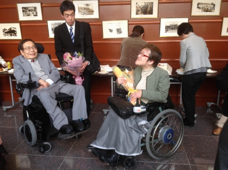 談笑している写真