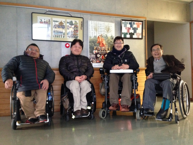 若手障害者たちとの写真