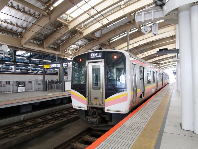 JR新潟駅ホームの越後線車両